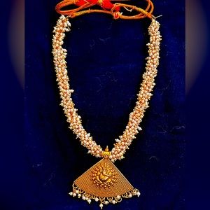 Pearls and gold color necklace with adjustable straps